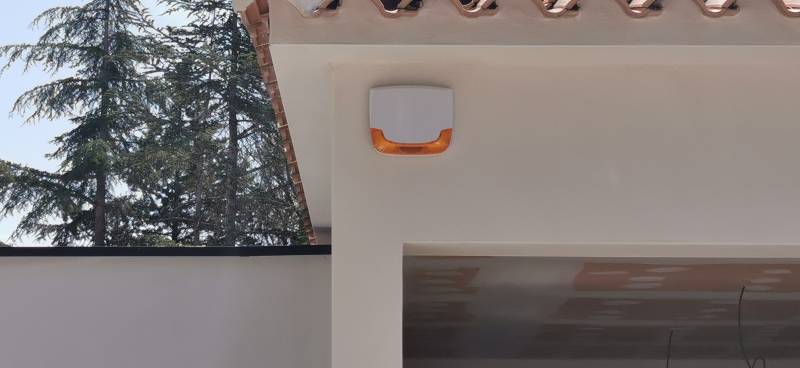Installation d'une sirène extérieure sans fil RISCO par Alarmes Premium à Nîmes
